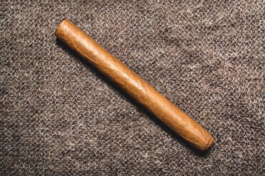 Güzel Küba puro Şallar üzerinde yatıyor.