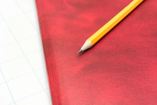Der Gelbe Bleistift Liegt Auf Einer Schönen Roten Mappe Der — Stockfoto