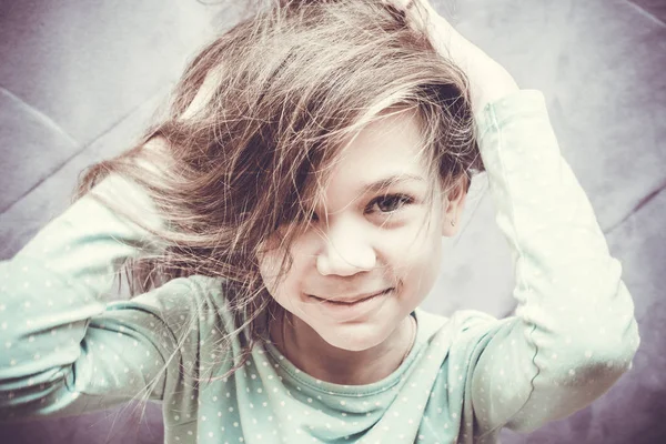 La alegría y la felicidad de una joven sonriente — Foto de Stock