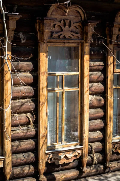 木窗口在老房子 — 图库照片