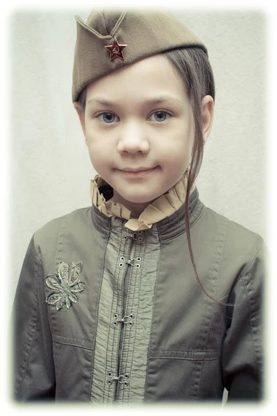 Día de la victoria, retrato militar de una niña —  Fotos de Stock