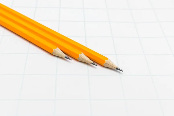 Trzy Żółte Ołówek Białym Papierze — Zdjęcie stockowe