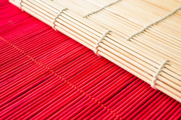 Полосатый бамбуковый коврик для сервировки стола . — стоковое фото