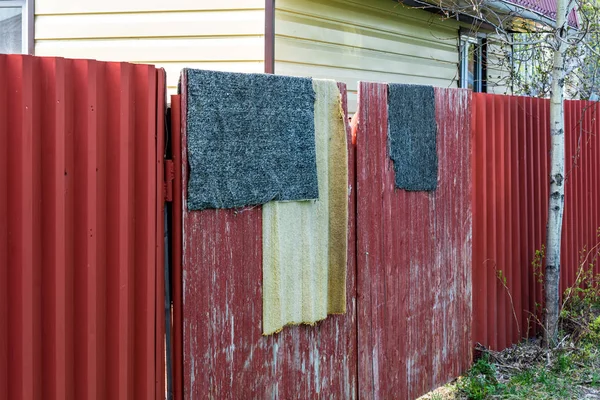 Zaun Haus Teppich Trocknen — Stockfoto