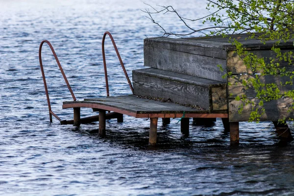 Старий пірс з доступом до води — стокове фото