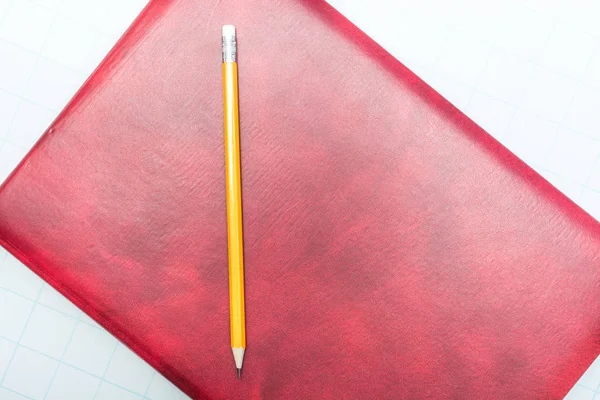 Lápis Amarelo Está Deitado Uma Bela Pasta Vermelha Para Estudar — Fotografia de Stock