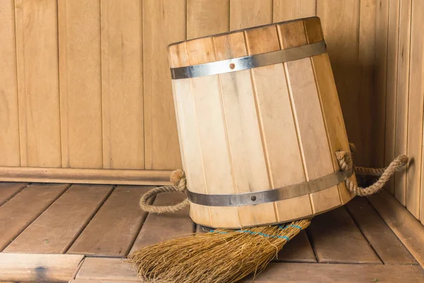 Cubo de madera con escoba amarilla en la sauna — Foto de Stock