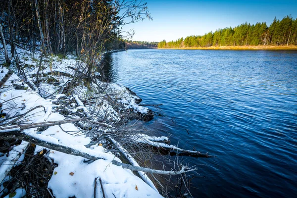 Rio Fluxo Inverno Floresta Encontra Atinge Margens Taiga Siberiana — Fotografia de Stock