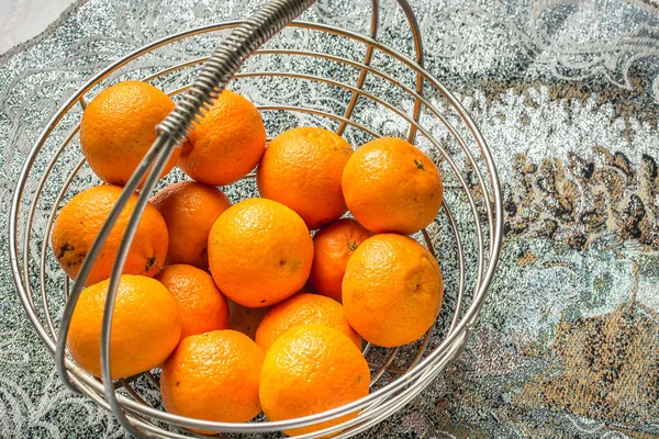 Orangene Mandarinen Korb Auf Dem Festtagstisch — Stockfoto