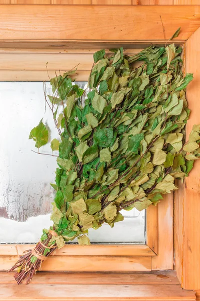 Zöld nyírfa seprű fekszik az ablakon a kádban — Stock Fotó