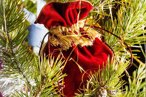 Grande Bolsa Vermelha Pendurada Ramo Uma Árvore Natal — Fotografia de Stock