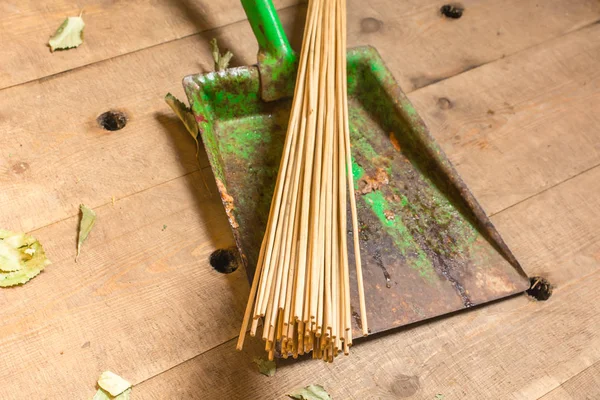 Colher verde com vassoura de bambu para limpeza na sauna — Fotografia de Stock