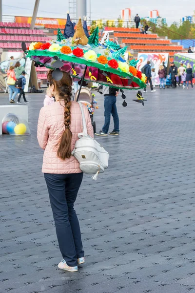 スルグト、ロシア - 9月2、2018:広場の雨から美しい自家製の傘を持つ女の子。石油・ガス産業の労働者の休日の日. — ストック写真