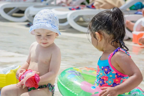 Côté Turquie - Juin 2018 : Des petites filles se reposent au bord de la piscine après avoir nagé . — Photo