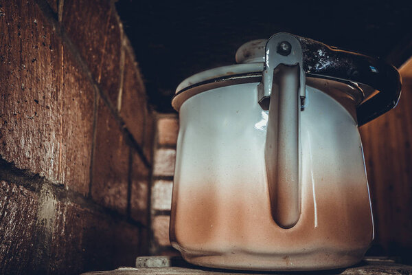 Железный чайник на плите
