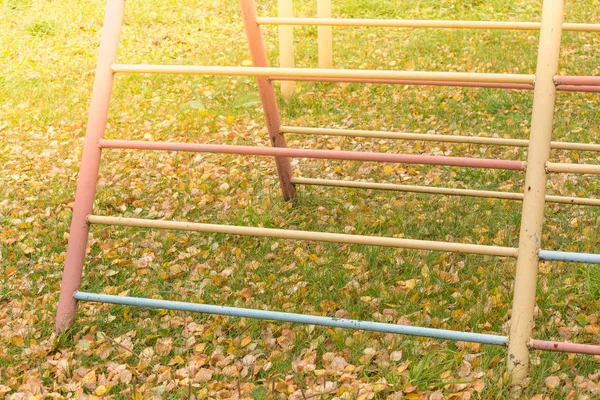 Escalera de hierro para niños trepando en el patio iluminado por el sol . —  Fotos de Stock