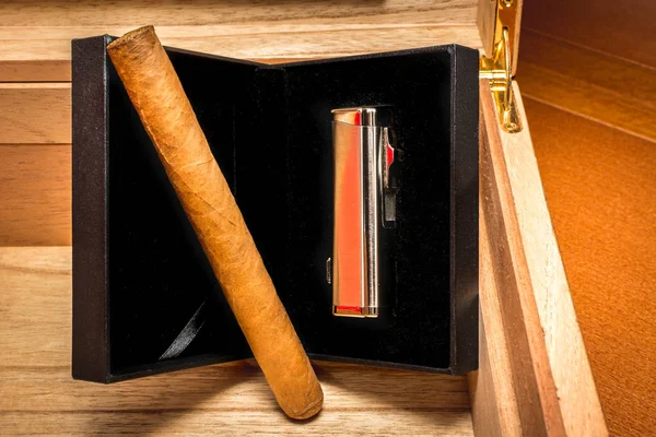 Buen Cigarro Cubano Encendedor Caja Humidor Cedro Español —  Fotos de Stock