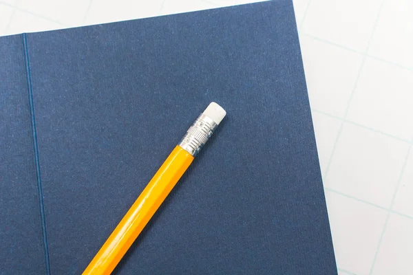 Der Gelbe Bleistift Auf Dem Blauen Briefumschlag — Stockfoto