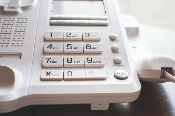 Πατήστε το κουμπί τηλέφωνο με γάντζο στο ξύλινο τραπέζι εργασίας. — Φωτογραφία Αρχείου