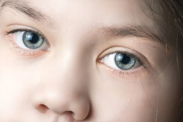 Schöne Augen eines jungen Mädchens — Stockfoto