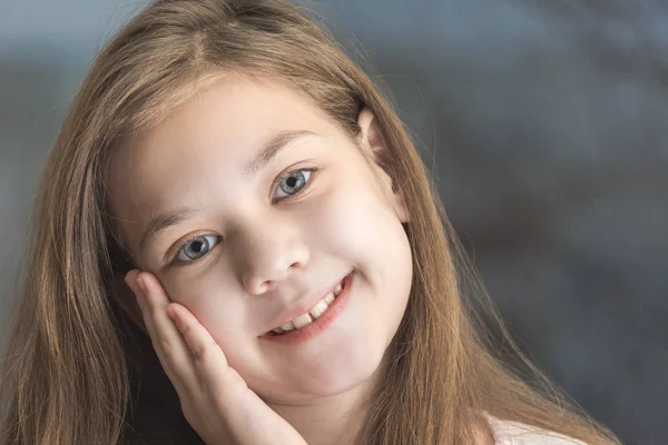 Palma en la mejilla de un niño feliz — Foto de Stock