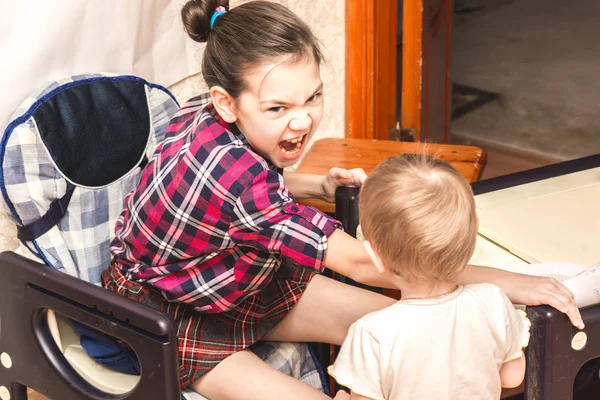 Две сестры делят игровой стол для детей — стоковое фото