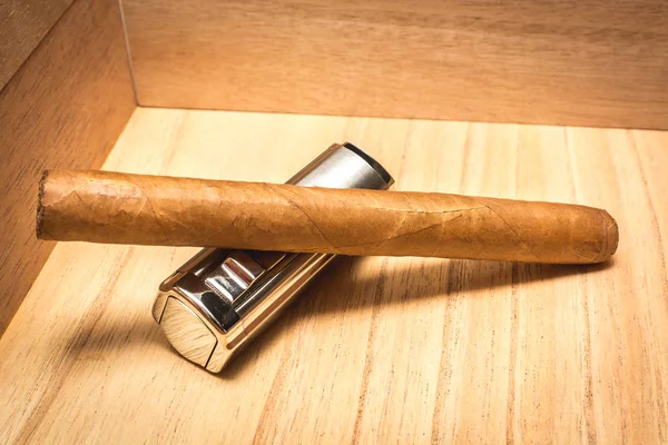 Een Mooie Cubaanse Sigaar Een Aansteker Spaanse Humidor — Stockfoto