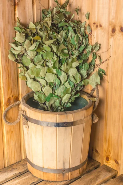 Vassoura de bétula em um balde de madeira no banho — Fotografia de Stock