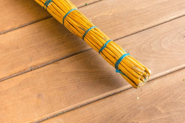 清洗用的黄色扫帚放在桑拿的木架上 — 图库照片