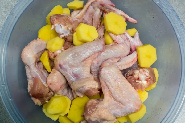 Asas de frango marinadas com batatas — Fotografia de Stock