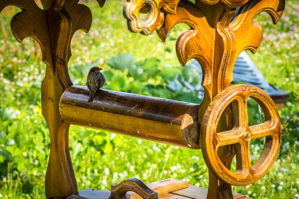 Velho poço de madeira na aldeia — Fotografia de Stock