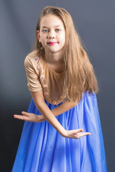 Menina bonita em um vestido azul executa danças orientais — Fotografia de Stock