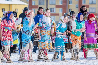Russkinskaya, Rusya - 24 Mart 2018: Ulusal kuzey giyimli Hanlık kadınları, kızlar arasında koşmak için düzenlenen yarışmada haçı koşmaya hazırlandı. Reindeer çobanları günü bayramı.
