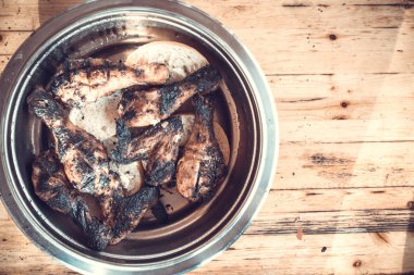 Bir tencerede ızgara tavuk kebap.