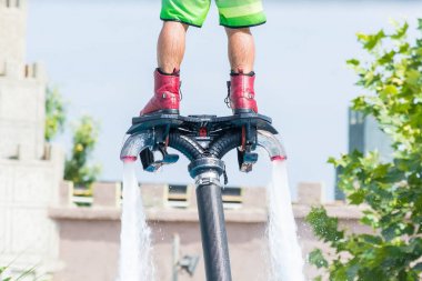 Side, Türkiye - 1 Haziran 2018: Uçan sineklikte bronzlanmış adamın güçlü bacakları.