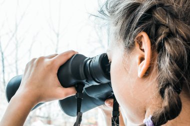 Dürbün tutan eller