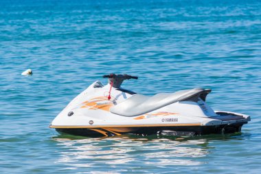 Side, Türkiye - 02 Haziran 2018: Yalnız su scooter'ı mavi denizde yüzüyor.