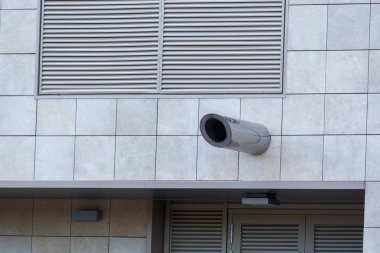 Yağmurdan sonra suyu boşaltmak için duvardaki boru.