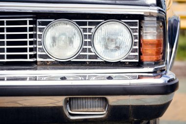 Işıklar eski retro araba.