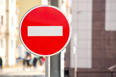 Bulanık şehir manzarası arka planına karşı yol işareti