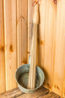 Banyoda metal bir kova içinde Bambu süpürge