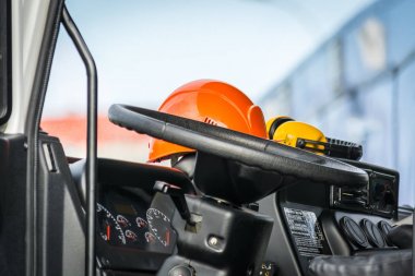 Surgut, Rusya - 2 Eylül 2018: Büyük kamyonda kasklı büyük direksiyon simidi.