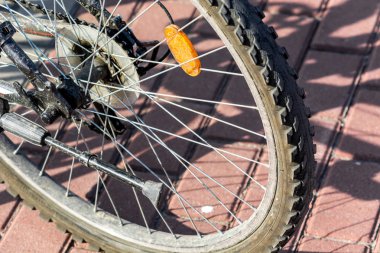 Bisiklet tekerleğini kapat.