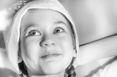 Noel Baba şapkalı mutlu bebek yukarı bakıyor