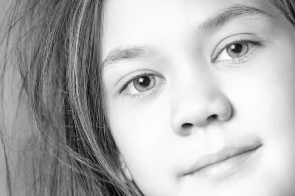 Retrato de una joven hermosa niña — Foto de Stock