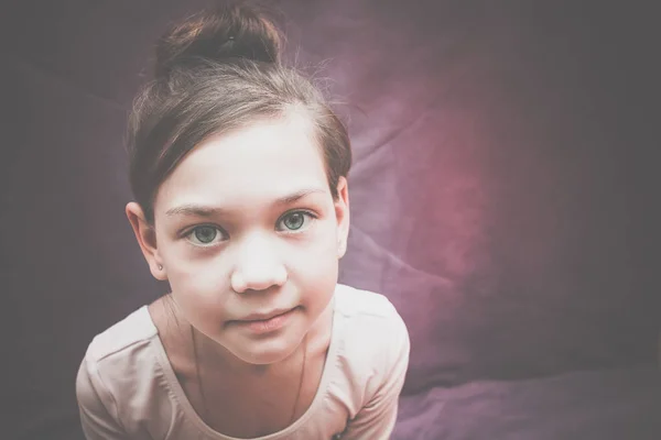 Une jeune fille est engagée dans la gymnastique — Photo