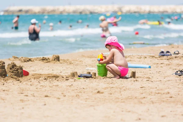 LADO, TURQUÍA - 31 DE MAYO DE 2018: Un niño pequeño está jugando con juguetes en la arena junto al mar . —  Fotos de Stock