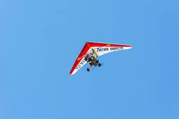 SIDE, TURKEY - JUNE 5, 2018: Beautiful hang glider in blue sky with people and inscription on wing fly together. — Stock Photo, Image