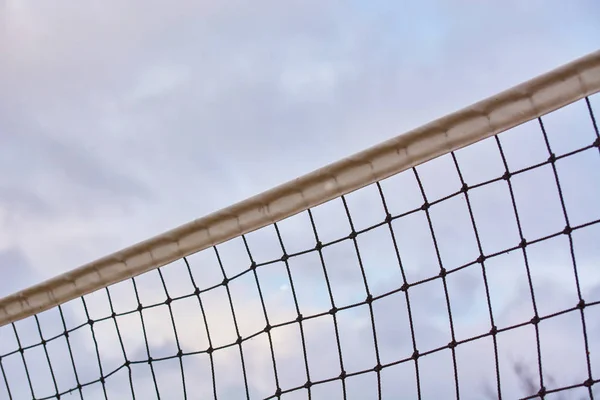 蓝天与云的排球网. — 图库照片