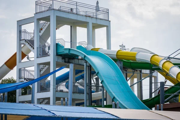 Escalera central para toboganes de agua en el parque acuático . — Foto de Stock